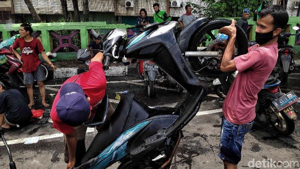 Bengkel Dadakan untuk Motor Korban Banjir