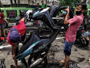 Bengkel Dadakan untuk Motor Korban Banjir Bengkel Dadakan untuk Motor Korban Banjir