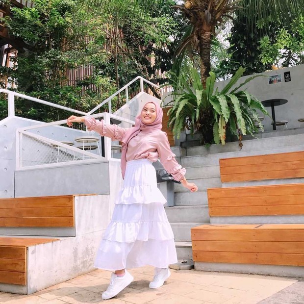 Bluse putih dengan ruffle di lengan/instagram.com/alamandaptrr Bluse putih dengan ruffle di lengan