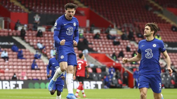 Chelsea's Mason Mount, left, celebrates after scoring his side's opening goal during the English Premier League soccer match between Chelsea and Southampton at St. Mary's Stadium in Southampton, England, Saturday, Feb.20, 2021. Michael Steele/Pool via AP)
