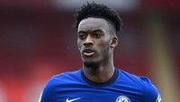 Ketiga adalah Callum Hudson-Odoi. Meski begitu, Barcelona tidak punya cukup banyak modal untuk belanja. Diyakini, Barcelona berharap setidaknya dapat salah satu dari mereka, yang tentu akan diboyong dengan cara pinjaman. Neil Hall - Pool/Getty Images.