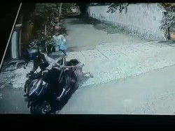 Detik-detik Bocah di Pasuruan Terseret Motor Penjambret