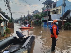 Detik-detik Evakuasi Pasien Isolasi Mandiri COVID Korban Banjir Bekasi Detik-detik Evakuasi Pasien Isolasi Mandiri COVID Korban Banjir Bekasi