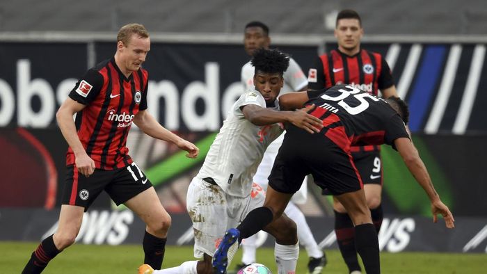 Eintracht Frankfurt vs Bayern Munich Munichs Kingsley Coman, center, challenges for the ball with and Frankfurts Tuta, right, and Sebastian Rode, left, during the German Bundesliga soccer match between Eintracht Frankfurt and Bayern Munich in Frankfurt, Germany, Saturday, Feb. 20, 2021. (Arne Dedert/POOL via AP)