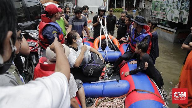 Evakuasi warga Pondok Jaya Mampang Prapatan yang terendam banjir hingga 180cm, Jakarta, 20 Februari 2020.