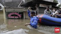 Evakuasi warga Pondok Jaya Mampang Prapatan yang terendam banjir hingga 180cm, Jakarta, 20 Februari 2020.\