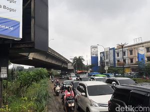 Ada Pemeriksaan Ganjil Genap, Lalin Jelang Tol BORR Macet Ada Pemeriksaan Ganjil Genap, Lalin Jelang Tol BORR Macet