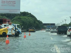 Ada Genangan Jelang Pintu Keluar Tol TMII, Lalin Macet