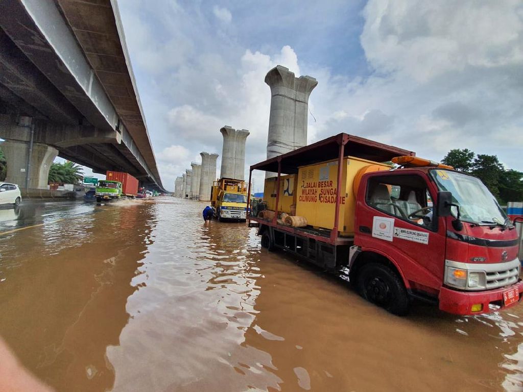 Banjir dan Banyak Jalan Rusak, Tarif Tol, Kok, Mau Mau Naik? Banjir dan Banyak Jalan Rusak, Tarif Tol, Kok, Mau Mau Naik?