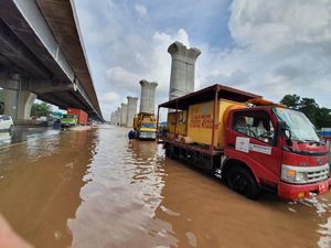 Banjir dan Banyak Jalan Rusak, Tarif Tol, Kok, Mau Mau Naik? Banjir dan Banyak Jalan Rusak, Tarif Tol, Kok, Mau Mau Naik?