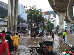 Genangan 50 Cm di Jalan Wolter Monginsidi Mampang, Lalu Lintas Tersendat
