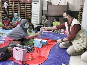 Tinjau Korban Banjir Jakarta, Anies: Prioritas Utama Menyelamatkan Warga