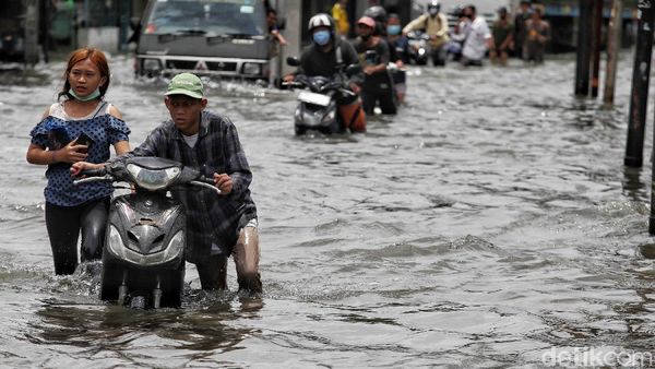 Jalan Kapuk Raya Lumpuh