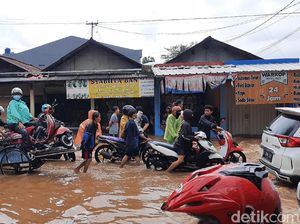 Jalan Raya Pondok Gede Jaktim Tergenang 20 Cm, Lalin Tersendat