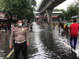 Jalan Tendean Jaksel Terendam Banjir Setinggi 40 Cm, Lalin Dialihkan Jalan Tendean Jaksel Terendam Banjir Setinggi 40 Cm, Lalin Dialihkan