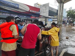 Jl Wolter Monginsidi Jaksel Banjir, Warga Gotong Royong Angkat Motor
