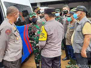 Pangdam Jaya dan Kapolda Metro Tinjau Banjir Cipinang Melayu