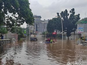 Banjir di Kemang Capai 1,5 Meter, Banyak Mobil Terendam