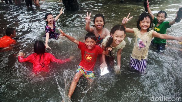 Keceriaan Anak-anak Bermain Banjir di Jalan Tendean