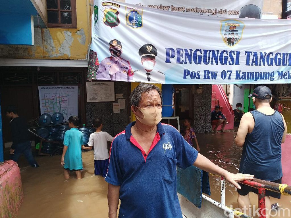 Banjir 2,5 Meter, Warga Kebon Pala Jaktim Belum Terima Bantuan Merata Banjir 2,5 Meter, Warga Kebon Pala Jaktim Belum Terima Bantuan Merata