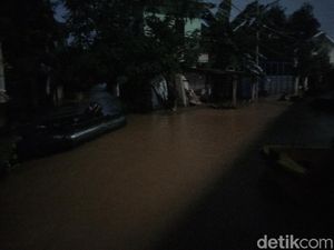Banjir di Cipinang Melayu Belum Surut, Sejumlah Lansia Bertahan di Rumah