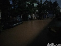 Banjir di Cipinang Melayu Belum Surut, Sejumlah Lansia Bertahan di Rumah