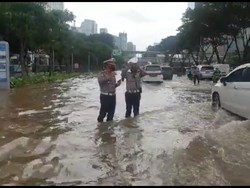 Genangan di Depan Atma Jaya Sudirman Belum Surut, Lalin Dialihkan ke Busway