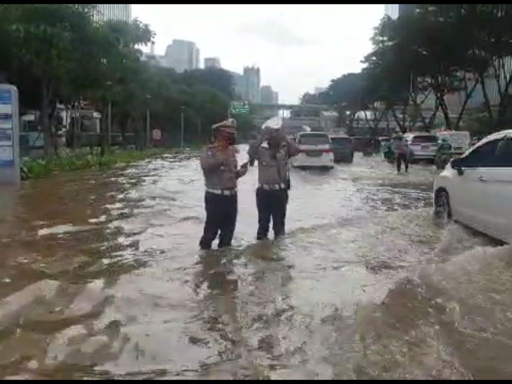 Sudah 7 Jam, Genangan Air di Jalan Sudirman Depan Atma Jaya Belum Surut Sudah 7 Jam, Genangan Air di Jalan Sudirman Depan Atma Jaya Belum Surut