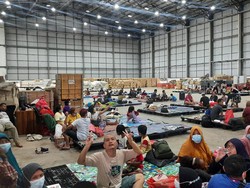 Pengungsi Banjir Pondok Gede Permai Harap Bantuan Makanan Hingga Kasur