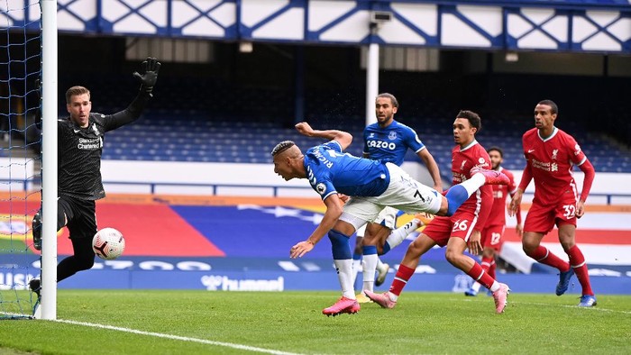 LIVERPOOL, ENGLAND - OCTOBER 17: Richarlison of Everton hits the post during the Premier League match between Everton and Liverpool at Goodison Park on October 17, 2020 in Liverpool, England. Sporting stadiums around the UK remain under strict restrictions due to the Coronavirus Pandemic as Government social distancing laws prohibit fans inside venues resulting in games being played behind closed doors. (Photo by Laurence Griffiths/Getty Images)