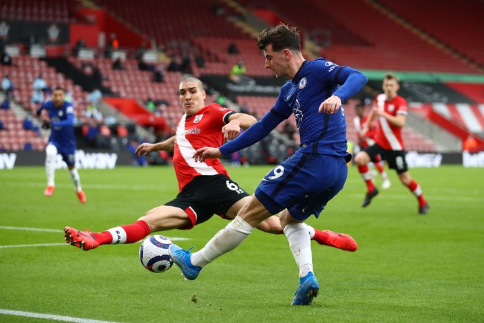 SOUTHAMPTON, ENGLAND - FEBRUARY 20: Oriol Romeu of Southampton attempts to block the cross of Mason Mount of Chelsea during the Premier League match between Southampton and Chelsea at St Marys Stadium on February 20, 2021 in Southampton, England. Sporting stadiums around the UK remain under strict restrictions due to the Coronavirus Pandemic as Government social distancing laws prohibit fans inside venues resulting in games being played behind closed doors. (Photo by Michael Steele/Getty Images)