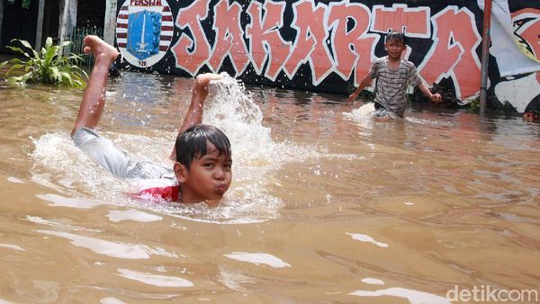 Melihat Keseruan Anak-anak Bermain Banjir di Ulujami