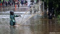 Menjala Ikan di Tengah Jalan TB Simatupang yang Kebanjiran