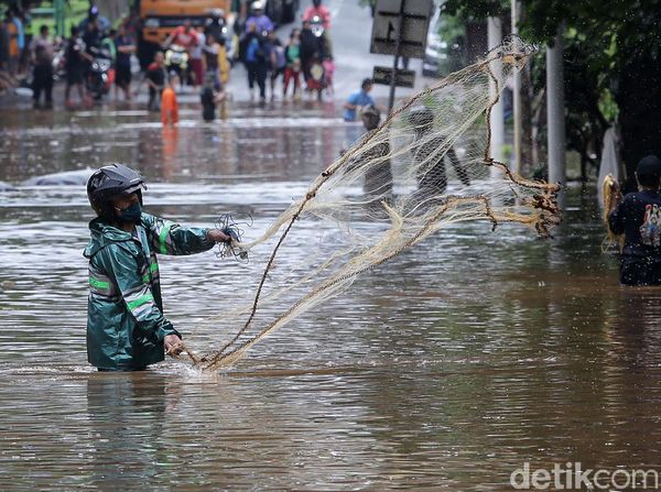 Menjala Ikan di Tengah Jalan TB Simatupang yang Kebanjiran
