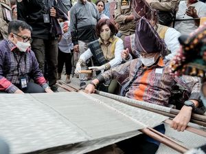 Resmikan Kampung Ulos Silahisabungan, Sandiaga Beri Motivasi Pada Penenun