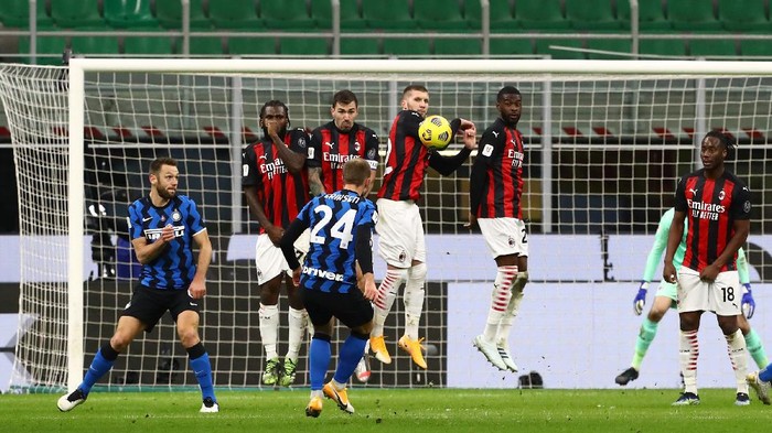 MILAN, ITALY - JANUARY 26:  Christian Eriksen #24 of FC Internazionale scores his goal on free kick during the Coppa Italia match between FC Internazionale and AC Milan at Stadio Giuseppe Meazza on January 26, 2021 in Milan, Italy. Sporting stadiums around Italy remain under strict restrictions due to the Coronavirus Pandemic as Government social distancing laws prohibit fans inside venues resulting in games being played behind closed doors.  (Photo by Marco Luzzani/Getty Images)