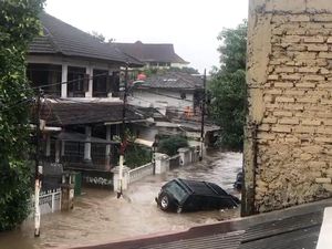 Video Mobil Warga Terseret Banjir di Mampang Jaksel Video Mobil Warga Terseret Banjir di Mampang Jaksel