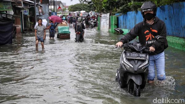 Motor Mogok Akibat Banjir di Kapuk Muara