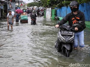 Motor Mogok Akibat Banjir di Kapuk Muara