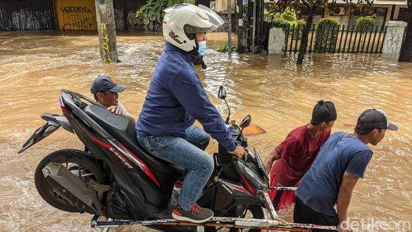 Ojek Gerobak Jadi Andalan Pemotor Terobos Banjir Tendean