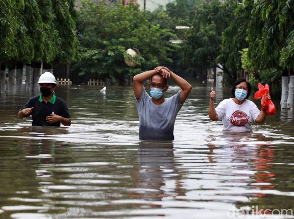 Penampakan Banjir Rendam Jatibening Permai Bekasi di Hari Kedua