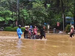 Banjir di Jl Pejaten Barat Raya Jaksel, Motor Diangkut Pakai Gerobak