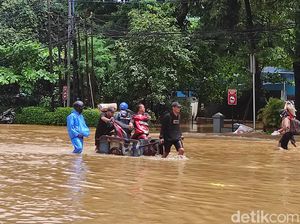 Banjir di Jl Pejaten Barat Raya Jaksel, Motor Diangkut Pakai Gerobak Banjir di Jl Pejaten Barat Raya Jaksel, Motor Diangkut Pakai Gerobak