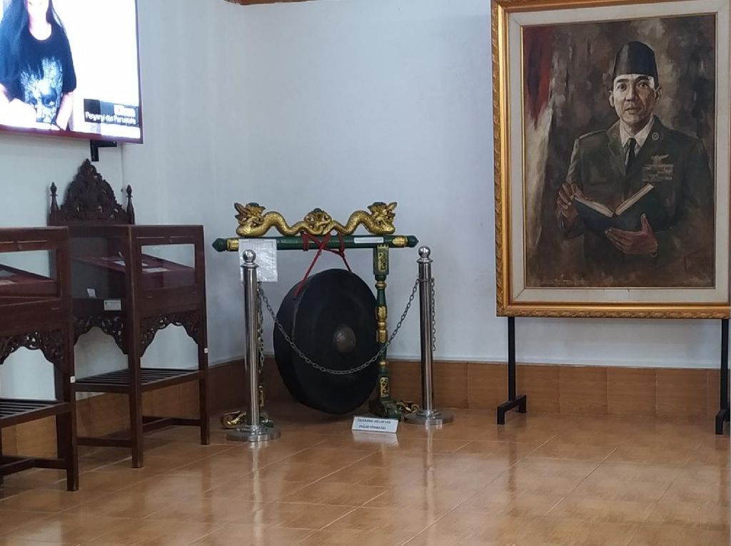 Cerita Hozein Dapat Dua Pusaka Bung Karno yang Dihibahkan ke Perpusnas Blitar Cerita Hozein Dapat Dua Pusaka Bung Karno yang Dihibahkan ke Perpusnas Blitar