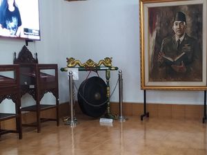 Cerita Hozein Dapat Dua Pusaka Bung Karno yang Dihibahkan ke Perpusnas Blitar Cerita Hozein Dapat Dua Pusaka Bung Karno yang Dihibahkan ke Perpusnas Blitar