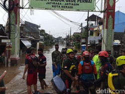 Pondok Gede Permai Banjir Akibat Tanggul Jebol, Garis Polisi Dipasang