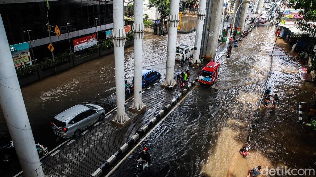 Potret Macet Saat Banjir Menerjang Cipulir