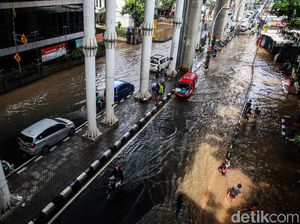 Potret Macet Saat Banjir Menerjang Cipulir