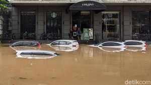 Puluhan Mobil Terendam Banjir di Kemang