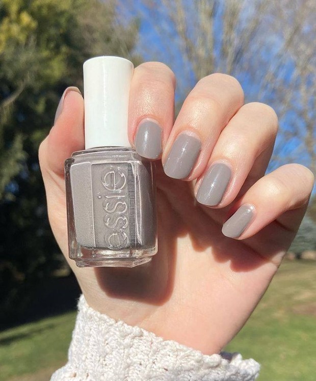 Round/instagram.com/essie Kuku dengan bentuk round ini tergolong klasik dan cocok untuk kamu yang tidak menyukai kuku panjang.